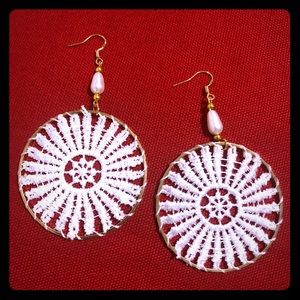 WHITE WOVEN EARRINGS.